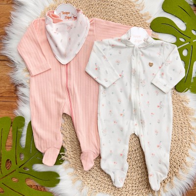 Kit 2 Macacões + Babador Bandana Flores e Canelado - Rose e Off White Kit 2 Macacões + Babador Bandana Flores e Canelado - Rose e Off White